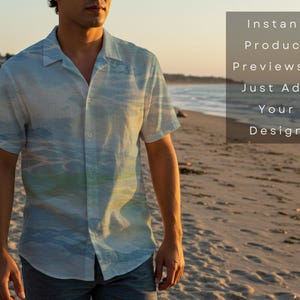 Pu&ograve; includere: Una camicia a maniche corte con un motivo blu e verde simile all'acqua. La camicia &egrave; indossata da una persona su una spiaggia sabbiosa. Il testo a destra recita: Instant Product Previews - Just Add Your Design.
