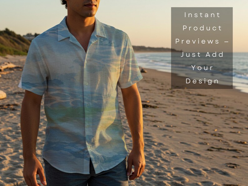 Pu&ograve; includere: Una camicia a maniche corte con un motivo blu e verde simile all'acqua. La camicia &egrave; indossata da una persona su una spiaggia sabbiosa. Il testo a destra recita: Instant Product Previews - Just Add Your Design.