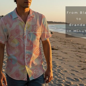 Pu&ograve; includere: Una camicia a maniche corte con un motivo colorato di forme rosa, gialle e blu. La camicia &egrave; indossata da una persona su una spiaggia. Il testo "From Blank to Branded in Minutes" &egrave; visualizzato a destra.