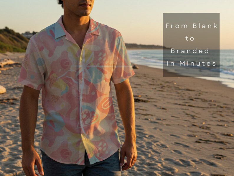 Pu&ograve; includere: Una camicia a maniche corte con un motivo colorato di forme rosa, gialle e blu. La camicia &egrave; indossata da una persona su una spiaggia. Il testo "From Blank to Branded in Minutes" &egrave; visualizzato a destra.
