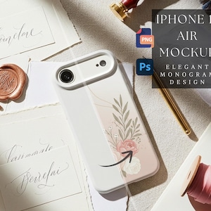 Puede incluir: Funda simulada para iPhone 17 Air blanca con un diseño floral en rosa y verde. La imagen incluye papelería, un sello de cera y el texto "IPHONE 17 AIR MOCKUP ELEGANT MONOGRAM DESIGN".