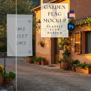 Può includere: Una bandiera da giardino rettangolare bianca con un sottile bordo nero, piccoli accenti floreali agli angoli e il testo nero HOME SWEET HOME. La bandiera è esposta su un supporto in metallo nero davanti a un edificio color terracotta.