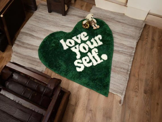 Green Heart Tufted Rug – Fluffy Letter Carpet for Bedroom, Kids Room or Living Area, Soft Aesthetic Doormat, Warm Home Decor