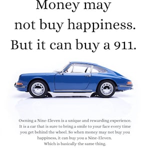 Könnte beinhalten: Ein blaues Porsche 911 Sportwagen ist abgebildet. Der Text über dem Auto lautet: „Geld kann Glück nicht kaufen. Aber es kann einen 911 kaufen.“ Das Porsche-Logo befindet sich unten rechts.
