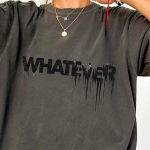 Koszulka „Whatever”, koszulka retro z sarkazmem, minimalistyczna koszulka z grafiką, koszulka vintage z przetarciami, estetyczna koszulka streetwear, koszulka w wygodnych kolorach