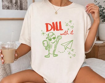 Camiseta Dill With It Comfort Colors Camiseta divertida de pickleball Camiseta con estampado de pepinillo Camiseta con estampado de pepinillo Regalo para amantes de los pepinillos Camiseta con estampado de juego de palabras sobre comida de verano