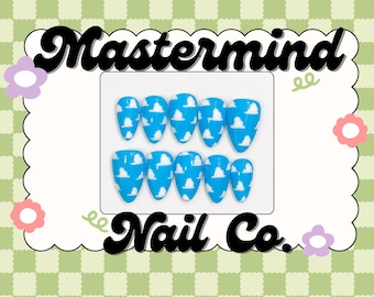 Juego de uñas postizas con diseño de nubes
