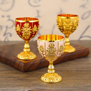 Vintage Embossed Wine Goblet – Mini Baroque Gold Chalice – 42mm Diameter, 68mm Height – Decorative Resin Cup for Display or Gift