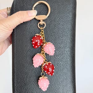 Portachiavi a forma di fragola con perline: ciondolo a forma di conchiglia dorata per borsa resin pink & red