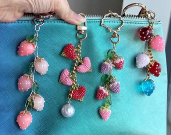 Porte-clés en perles fait main à la fraise : breloque pour sac en résine et perle