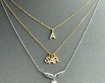Collana personalizzata con nome in argento sterling placcato oro 14K: zirconia cubica con ala d'angelo