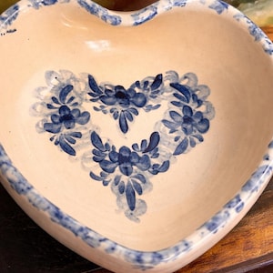 Misa w kształcie serca Ellis Pottery w kolorze niebieskim, Spongeware | Ręcznie malowane naczynie ceramiczne | Wystrój rustykalny Cottagecore | Antyczny talerz na drobiazgi