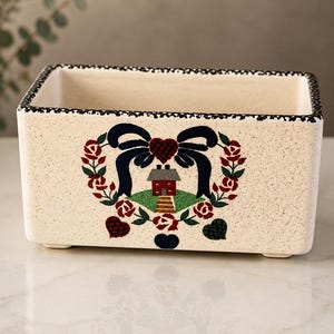 Pot de fleurs rectangulaire vintage en céramique peinte à la main, style art populaire, motif roses et cœurs, décoration champêtre ou de maison de campagne.