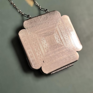 Estuche plegable vintage en tono plateado para polveras y pintalabios / Joyas de tocador de las décadas de 1920 y 1930