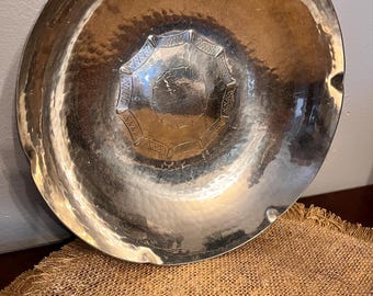 Bol vintage Borchardt de acero inoxidable martillado a mano / Bol de servir de metal martillado de estilo moderno de mediados de siglo / Decoración retro danesa moderna