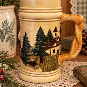 Vintage Studio Pottery ölbryggare, signerad relief bysejdel, folkkonstmugg, rustik krogbardekor, handgjord keramisk bryggare