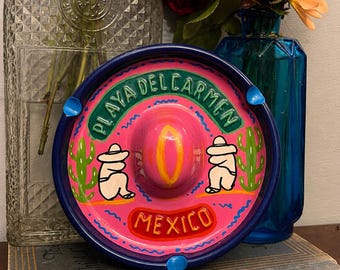 Cenicero con forma de sombrero vintage de Playa del Carmen, México / Artículos de cerámica mexicana coloridos para fumadores / Cenicero de arte popular pintado a mano / Recuerdo retro de México