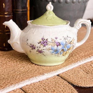 Vintage bloementheepot met deksel, kleine porseleinen theepot, Cottagecore keukendecor, handgeschilderde bloemen, shabby chic theeservies, cadeau-idee