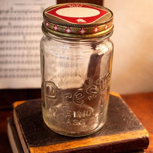 Op de afbeelding: Een set van drie keramische mokken met een gespikkelde, matte afwerking. Elke mok heeft een andere kleur: lichtblauw, crème en grijs. De mokken hebben een eenvoudig, modern ontwerp met een afgeronde vorm en een comfortabele handgreep.