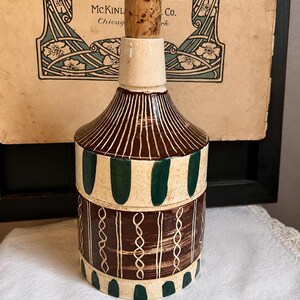 Decantador de cerámica vintage de mediados de siglo con tapón de corcho, color marrón, verde y crema, botella de cerámica geométrica, estilo retro, artículos de bar, decoración MCM.
