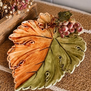 ヴィンテージ G.B. イタリア製マジョリカ焼きの葉っぱ模様の皿（ブドウ柄）｜手描きのイタリア製陶器｜素朴な秋のサービングプレート｜コテージコア風キッチンデコレーション