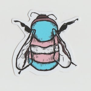 Pode incluir: Um adesivo de uma abelha com um corpo listrado azul, rosa e branco. A abelha tem asas pretas e uma cabeça marrom.