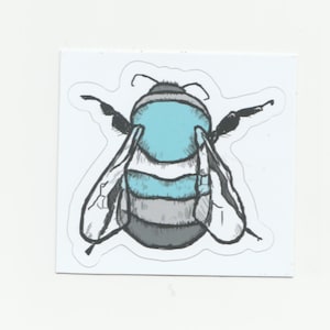 Pode incluir: Um desenho a preto e branco de uma abelha com um corpo listrado azul e cinza. A abelha está de frente com as asas abertas.