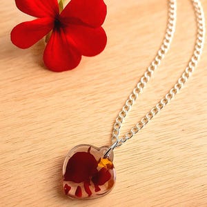 Handmade Necklace – Heart with Real Flower – Epoxy Resin – Unique Jewelry, Natural Beauty, Thoughtful Gift