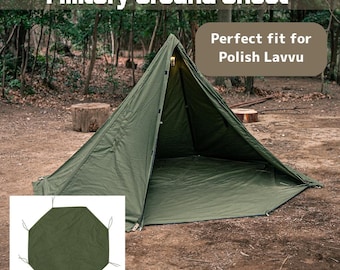 Può includere: Telo da terra militare verde oliva con la scritta "Military Ground Sheet" e "Perfect fit for Polish Lavvu". L'immagine mostra una tenda montata in un bosco, con un telo da terra più piccolo nell'angolo.