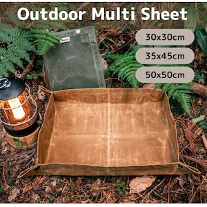 Op de afbeelding: Een bruin canvas outdoor multi sheet met een rechthoekige vorm en opstaande randen. De afbeelding toont het sheet in een natuurlijke omgeving, met maten van 30x30cm, 35x45cm en 50x50cm. De tekst "Outdoor Multi Sheet" staat bovenaan.