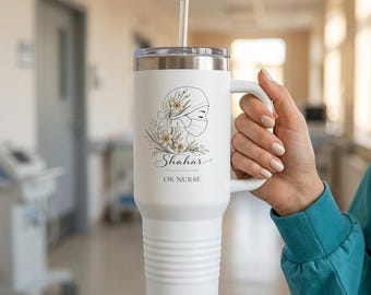 Gepersonaliseerde OK-verpleegstertuimelaar geboortebloem | Chirurgische RN-beker aangepaste naam 40 oz roestvrij | Afstudeercadeau verpleegkundige waardering