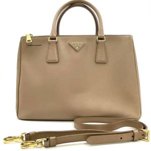 Sac à main PRADA en cuir Saffiano beige, sac à bandoulière bidirectionnel avec finitions dorées
