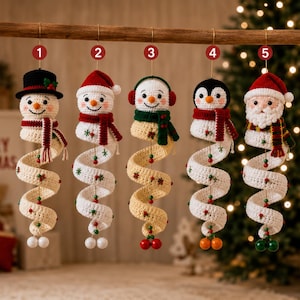 Può includere: Cinque decorazioni a spirale all'uncinetto appese in fila, numerate da uno a cinque. Ognuna presenta una testa di personaggio unica: un pupazzo di neve con cappello nero, uno con berretto rosso, uno con paraorecchie, un pinguino e Babbo Natale.