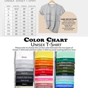 K&ouml;nnte beinhalten: Eine Gr&ouml;&szlig;en- und Farbtabelle f&uuml;r ein Unisex-Jersey-T-Shirt. Die Gr&ouml;&szlig;entabelle listet die Ma&szlig;e in Zoll f&uuml;r die Gr&ouml;&szlig;en XS bis 5XL auf. Die Farbtabelle zeigt eine Vielzahl von Farben, darunter Wei&szlig;, Schwarz, Rot und Marine. Pflegehinweise sind ebenfalls enthalten.
