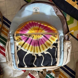 35 % de réduction - Sac à dos multicolore en chanvre biologique avec plusieurs poches et pochette pour ordinateur portable, Boho hippie - Fabriqué à la main - Fabriqué au Népal