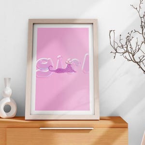 Impresión artística Y2K Girl Power – Descarga digital de guepardo rosa | Decoración de pared estética con letras de burbujas | Póster pop femenino