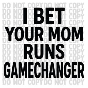 Könnte beinhalten: Schwarz-weißes Grafikdesign mit dem Text "I BET YOUR MOM RUNS GAMECHANGER". Der Satz ist in einer fetten, serifenlosen Schriftart gehalten, mit einem sich wiederholenden "DO NOT COPY"-Muster im Hintergrund.