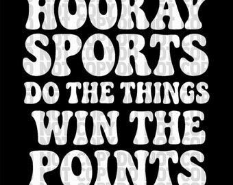 Op de afbeelding: Zwarte achtergrond met witte tekst. De tekst luidt "HOORAY SPORTS DO THE THINGS WIN THE POINTS" in een vet retro lettertype. De tekst is gecentreerd en vult het grootste deel van het frame, waardoor een eenvoudig maar impactvol ontwerp ontstaat.