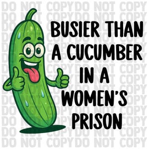 Può includere: Illustrazione di un cetriolo verde sorridente con il pollice in su e la lingua rossa. Il testo recita: "PIÙ IMPEGNATO DI UN CETRIOLO IN UN CARCERE FEMMINILE".