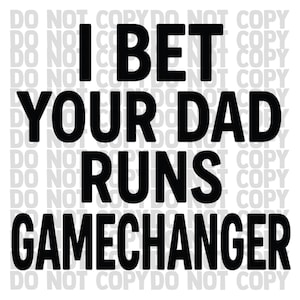 Könnte beinhalten: Schwarzer Text auf weißem Hintergrund: "I BET YOUR DAD RUNS GAMECHANGER". Der Satz ist fett und in einer serifenlosen Schriftart gehalten. Der Hintergrund hat ein sich wiederholendes Muster mit den Worten "DO NOT COPY".