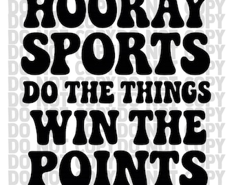 Op de afbeelding: Zwarte tekst op een witte achtergrond: "HOORAY SPORTS DO THE THINGS WIN THE POINTS" in een vetgedrukte, retro lettertype. De zin is in vier regels gerangschikt, waarbij elk woord in een groot, afgerond lettertype staat.