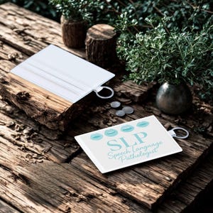 Porta carte di credito in similpelle con testo blu, elegante portafoglio per logopedisti, regalo per logopedisti, accessorio professionale, laurea [...]