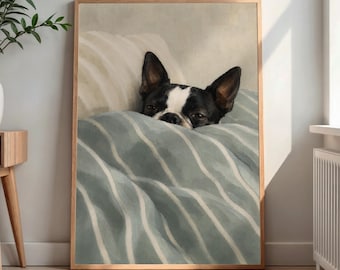 Może przedstawiać: Oprawiony wydruk ścienny przedstawiający czarno-białego psa rasy Boston Terrier wyglądającego spod niebiesko-białego paska koca. Pies opiera brodę na pościeli, z uszami skierowanymi do góry na tle o miękkim, neutralnym odcieniu.