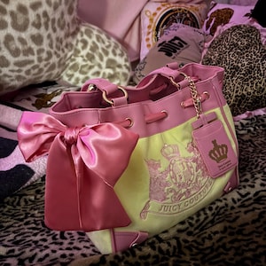 Pode incluir: Conjunto de três canecas de cerâmica com acabamento fosco e salpicado. As canecas são em tons de creme, cinza claro e cinza escuro. Cada caneca tem um design simples e minimalista.