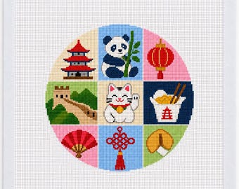 Könnte beinhalten: Ein quadratisches Stickbild mit einem kreisförmigen Raster aus neun bunten Symbolen, darunter eine Pagode, ein Panda mit Bambus, eine rote Laterne, die Chinesische Mauer, eine Winkekatze, eine Take-away-Box, ein Fächer, ein Knoten und ein Glückskeks.
