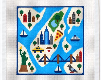 Könnte beinhalten: Eine quadratische Stickleinwand mit einer stilisierten Karte von New York City. Das Design zeigt die Freiheitsstatue, ein gelbes Taxi, eine Brücke, ein Stück Pizza, eine Taube, Segelboote und Wolkenkratzer vor einem hellblauen Wasserhintergrund.