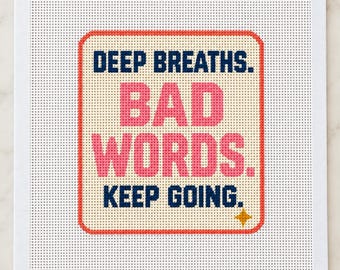 Könnte beinhalten: Ein quadratisches Stickbild mit cremefarbenem Hintergrund und rotem Rand. Der Text lautet DEEP BREATHS. BAD WORDS. KEEP GOING. in Dunkelblau und Pink, ergänzt durch einen kleinen goldenen Stern. Fünf Farbmuster sind oben mittig ausgerichtet.
