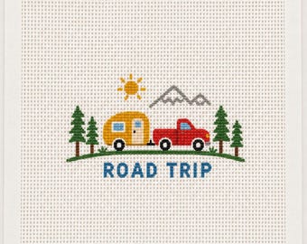 Könnte beinhalten: Eine weiße Stickleinwand mit einem Kreuzstichmotiv aus einem gelben Wohnwagen, der von einem roten LKW gezogen wird, grünen Tannen, einer gelben Sonne, grauen Bergen und dem blauen Text ROAD TRIP. Oben befindet sich eine Farbpalette aus acht Garnquadraten.