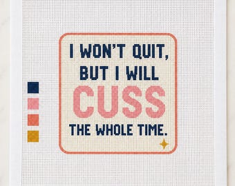 Könnte beinhalten: Ein quadratisches Stickbild mit dem Text I WON'T QUIT, BUT I WILL CUSS THE WHOLE TIME. Die Schrift ist in Dunkelblau und Pink gehalten, umrahmt von einer korallenfarbenen Bordüre mit einem kleinen gelben Stern. Links sind vier Farbmuster.