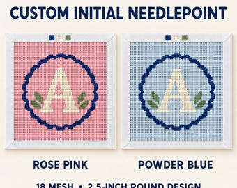 Könnte beinhalten: Zwei individuelle Stickvorlagen mit dem Buchstaben A in einem dunkelblauen, gewellten Kreis mit grünen Blättern. Eine Vorlage hat einen rosafarbenen Hintergrund, die andere einen hellblauen. Der Text lautet CUSTOM INITIAL NEEDLEPOINT.